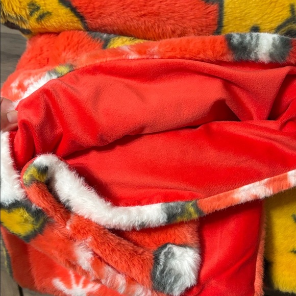 NWT Disney SANTA Winnie the Pooh FESTIVE RED FAUX RABBIT FUR CHRISTMAS THROW - Picture 6 of 9